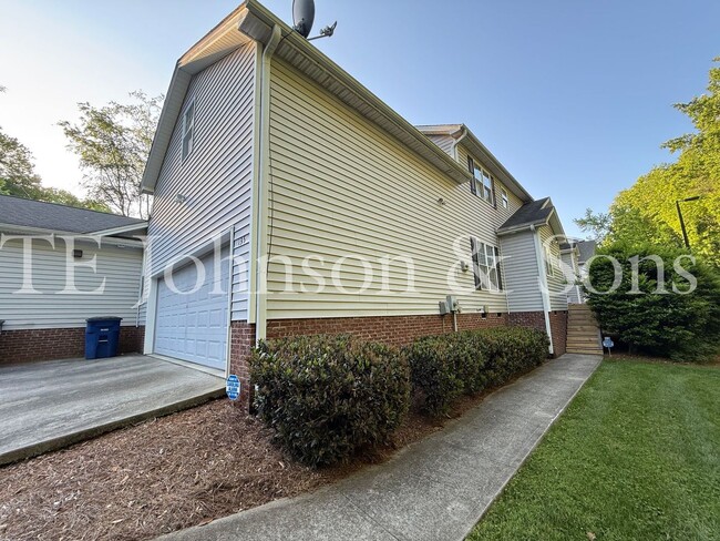 Building Photo - 135 Pebble Rdg Ln