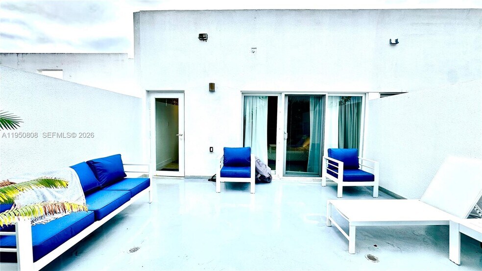 Building Photo - 814 NE 19th Ave