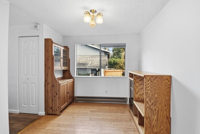 Building Photo - 2Bd/1.5Ba Bellevue Townhouse