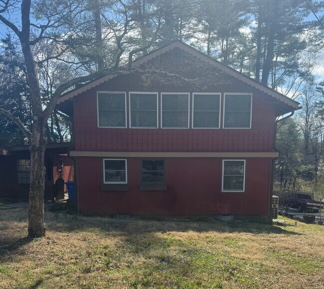 Building Photo - "Charming 2-Bedroom Retreat with Granite Touches and Hardwood Elegance in Hendersonville!"
