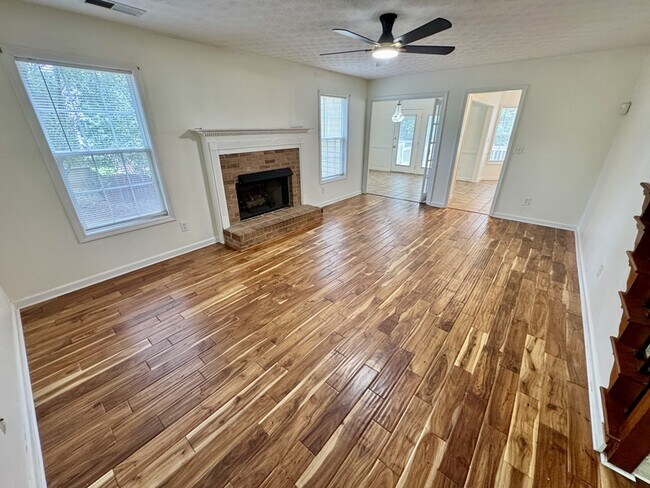 Building Photo - 362 River Point Dr