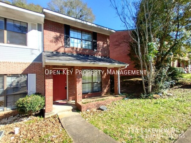 Primary Photo - Spacious 2 bedroom, 1.5 bath townhouse in ...