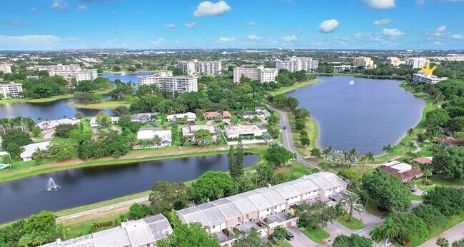 Building Photo - 2801 N Palm Aire Dr