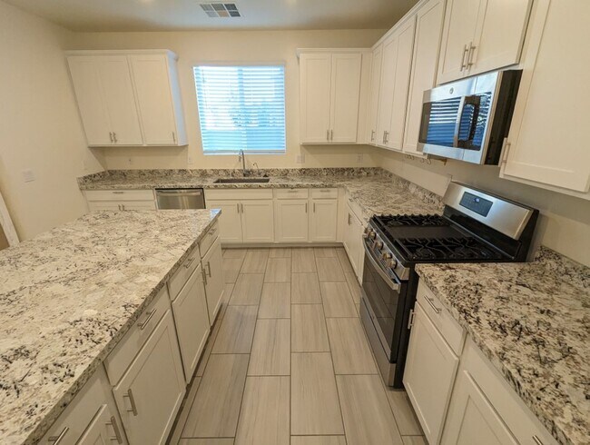 Building Photo - 1310 Ossa St