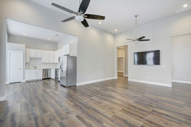 Building Photo - 7bed/4bath in West Campus