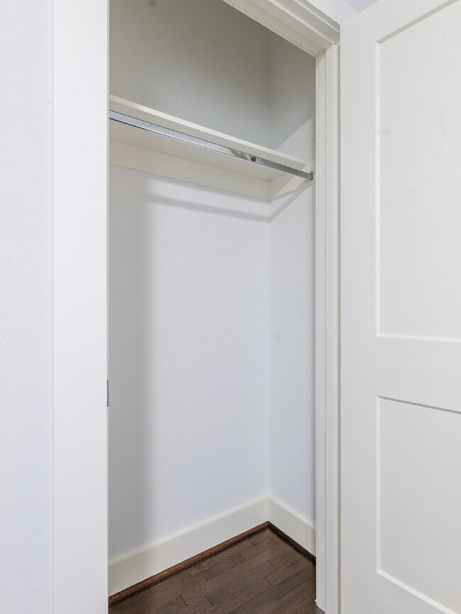 Building Photo - "Charming 4-Bed Houston Haven with Elegance on East 32nd Street!"