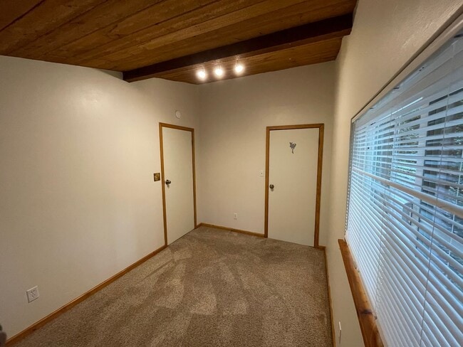 Building Photo - One bedroom Private Hilltop home washer, d...