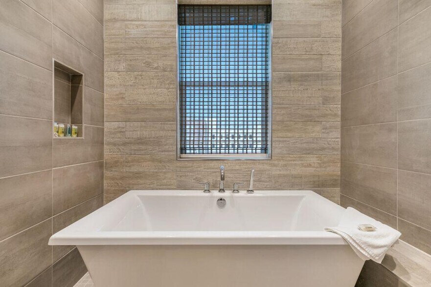 Building Photo - 3737 Bienville Ave