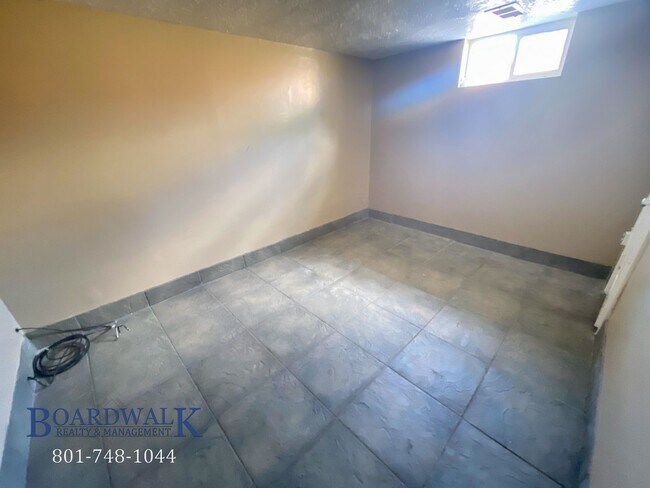 Building Photo - Charming 3 Bed 2 Bath Home in Holladay wit...