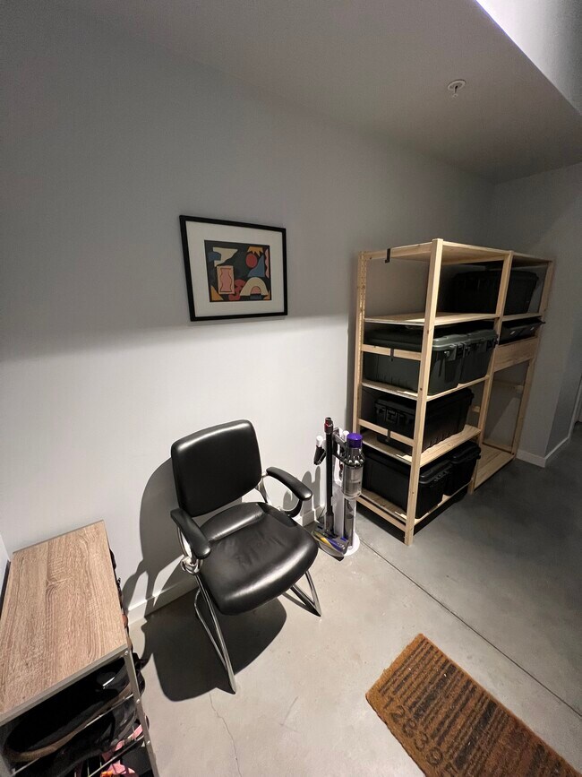 Building Photo - 2124 E 6th St