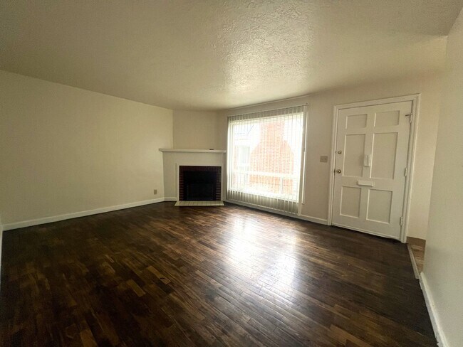 Building Photo - Rent Special: 1/2 Off January Rent!!  1 bed 1 bath Duplex near Bush Park!