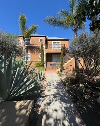 Building Photo - Large upstairs unit, 1 bedroom available i...