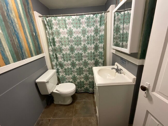 Building Photo - Large Home in Joplin!  3 bedroom, 2 bathro...