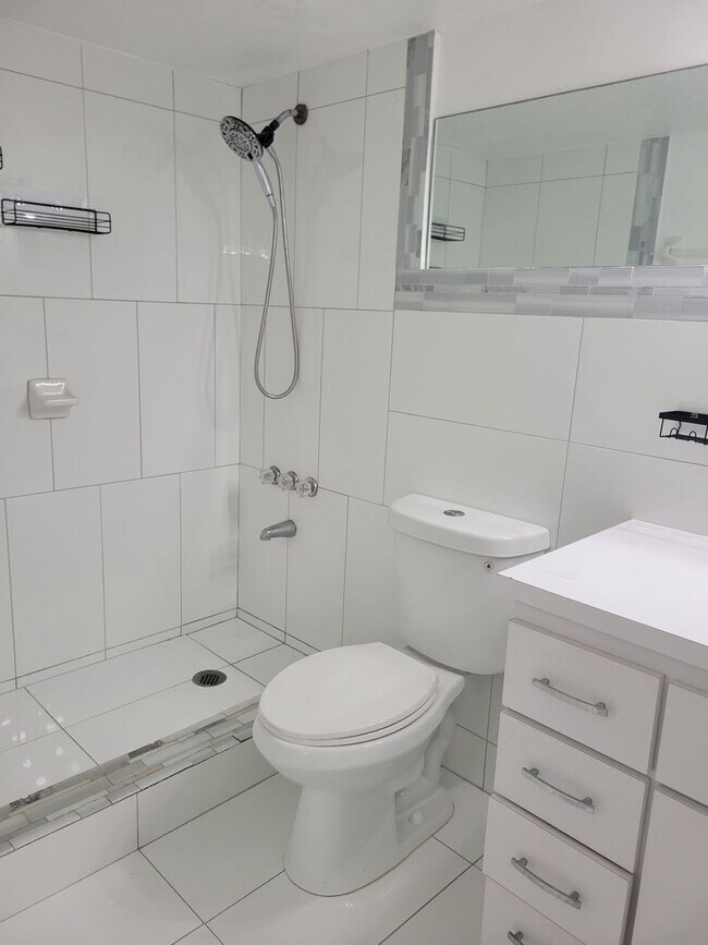 Building Photo - Beautifully renovated 2/2 condo in gated community