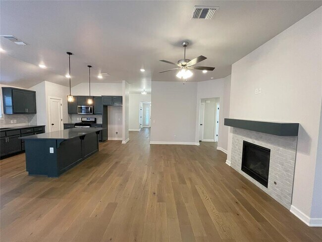 Building Photo - 413 Irish Ln