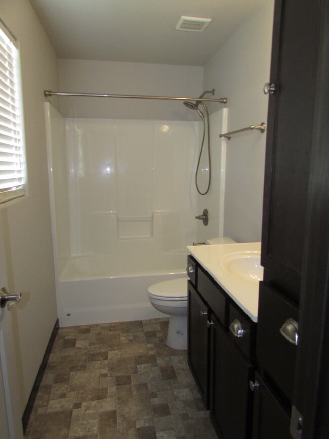Building Photo - MODERN 3 BEDROOM IN ELKS CROSSING