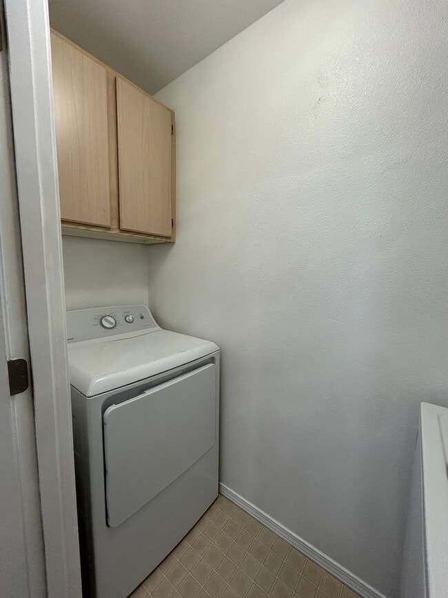 Building Photo - 3 Bed 2 Bath Home with Fenced Yard