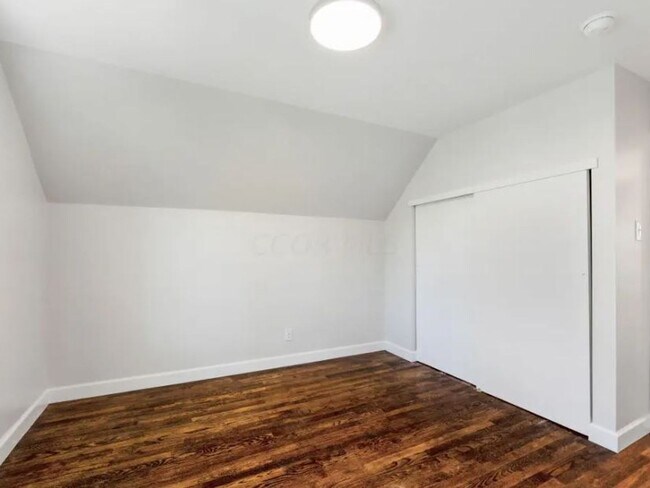 Building Photo - Cape Cod Style 3 Bedroom Home - Newly Remodeled All Throughout!