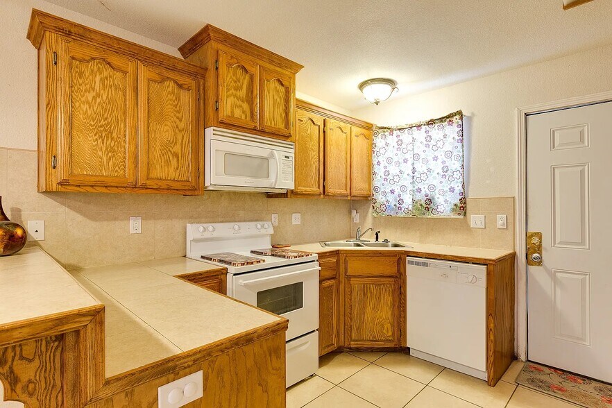 Building Photo - 107 S Ridge Ln