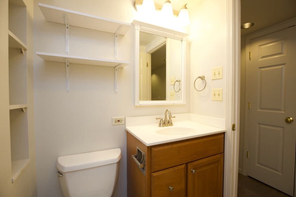 Building Photo - 6717 N Sheridan Rd