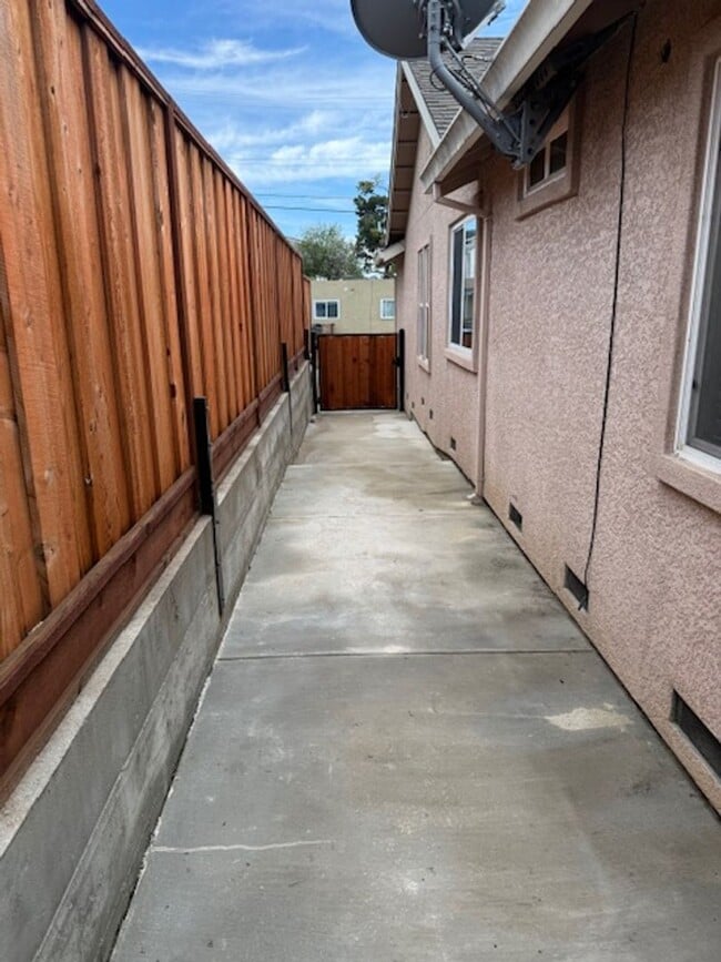 Building Photo - San Leandro Remodeled 3 bed, 2 bath Cul-de-Sac, Dogs OK,