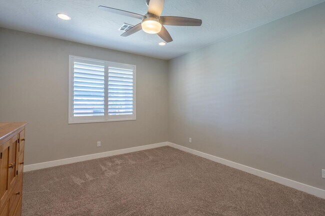 Building Photo - Stunning 5 Bed, 3 Bath Home with a 3 Car Garage