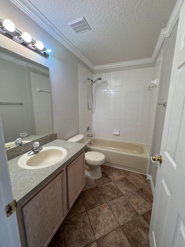 Building Photo - Avalon Park Town Center Townhome: 3 Bedroo...