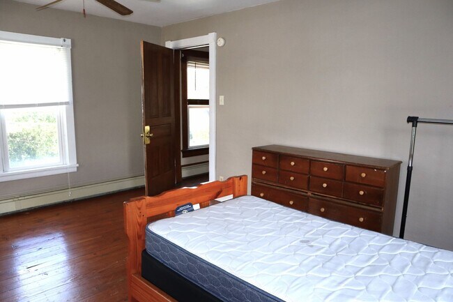 Building Photo - 430 S 6th St