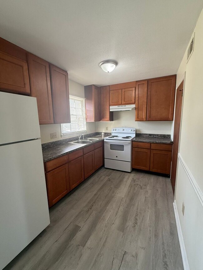 Building Photo - Two bedroom, 1.5 bath in Graham--McAden Pl...