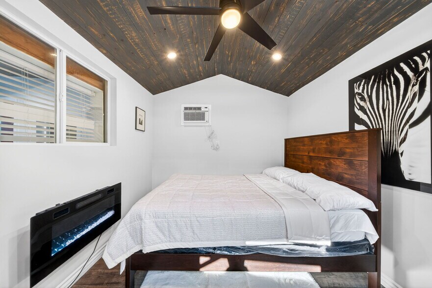 Building Photo - 1200 Tamarind Ave