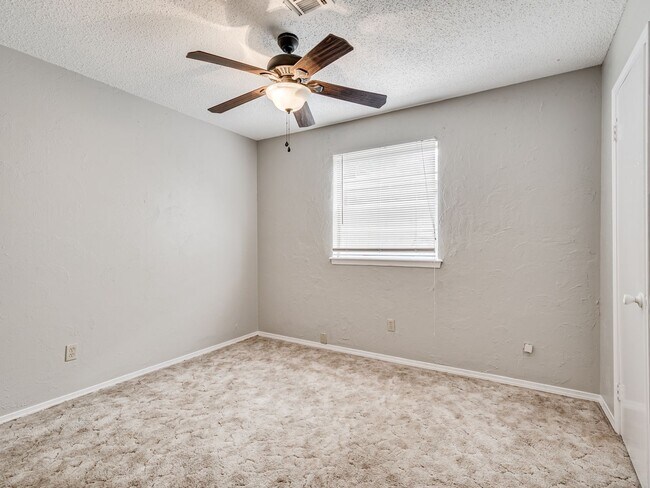 Building Photo - Cute home in Shawnee