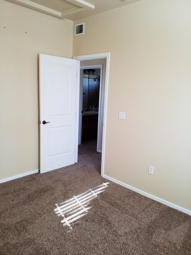 Building Photo - Spacious Family Home