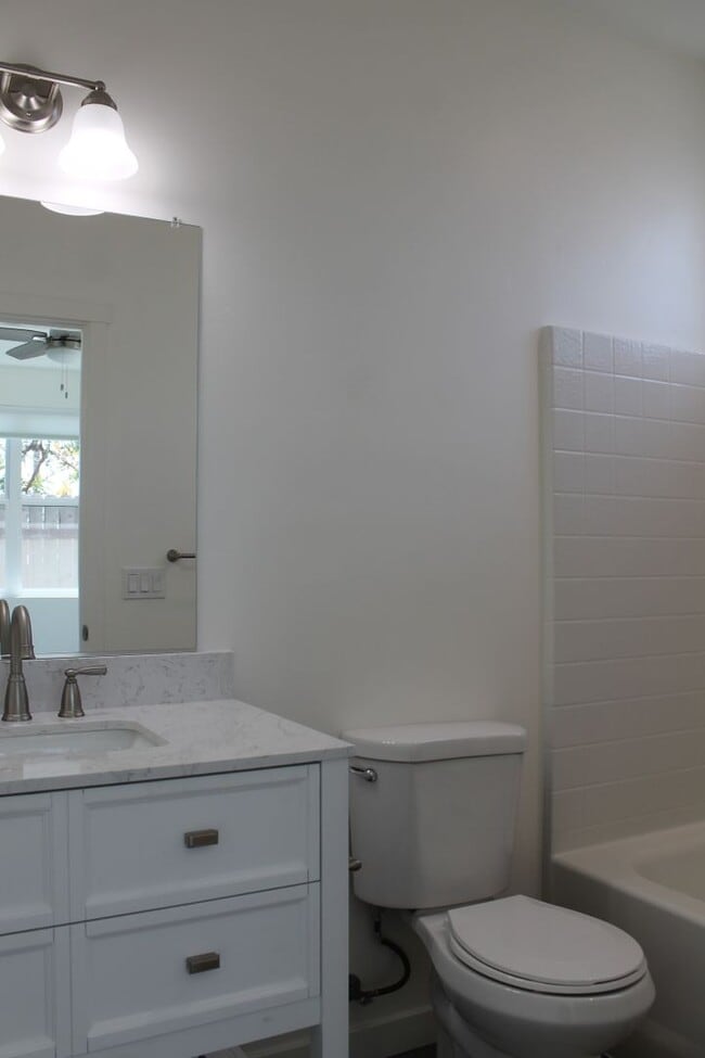 Building Photo - New and clean rear unit in duplex