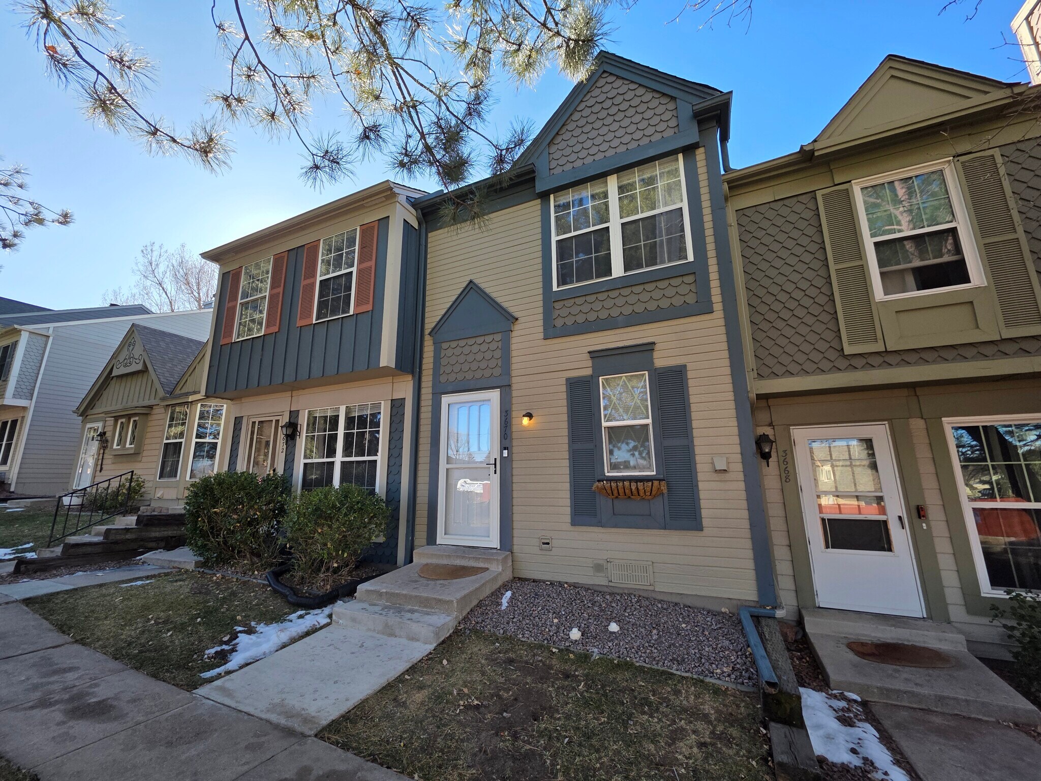 Building Photo - 3670 Queen Anne Way