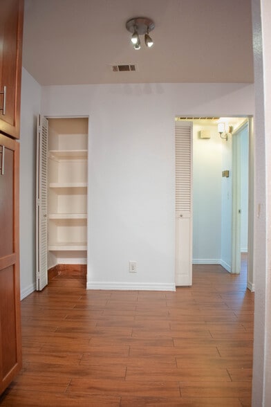 Building Photo - 12 Andarrios