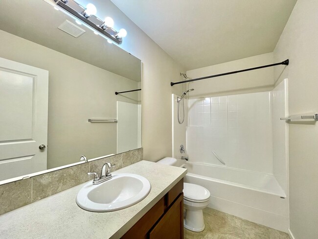 Building Photo - Modern 2017 Built Home in Silver Lake