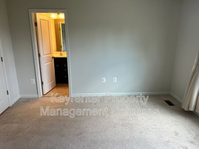 Building Photo - 213 Willowshire Ct