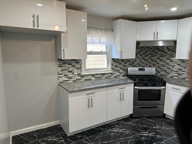 Building Photo - 12 Colonial Dr