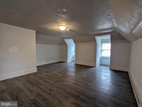 Building Photo - 384 E Chestnut St