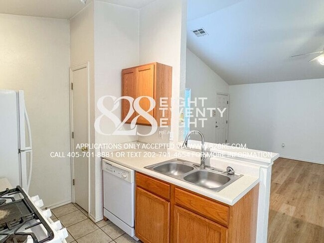 Building Photo - ADORABLE East Norman 3 Bed/2 Bath Duplex Available NOW in Eastridge!