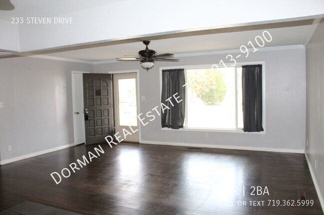 Building Photo - 3 bedroom, 2 bath open concept