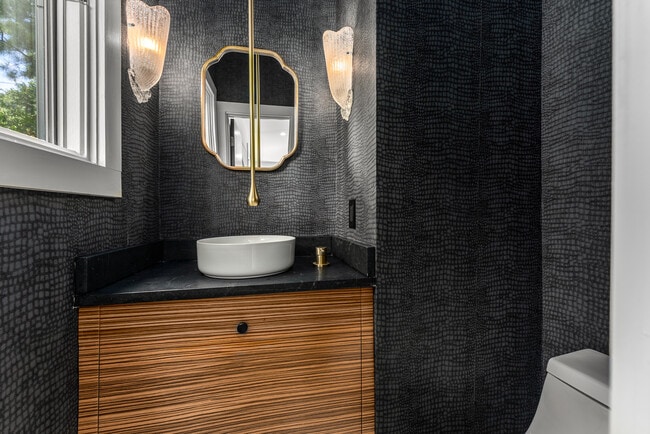 Building Photo - 335 Eureka Dr NE