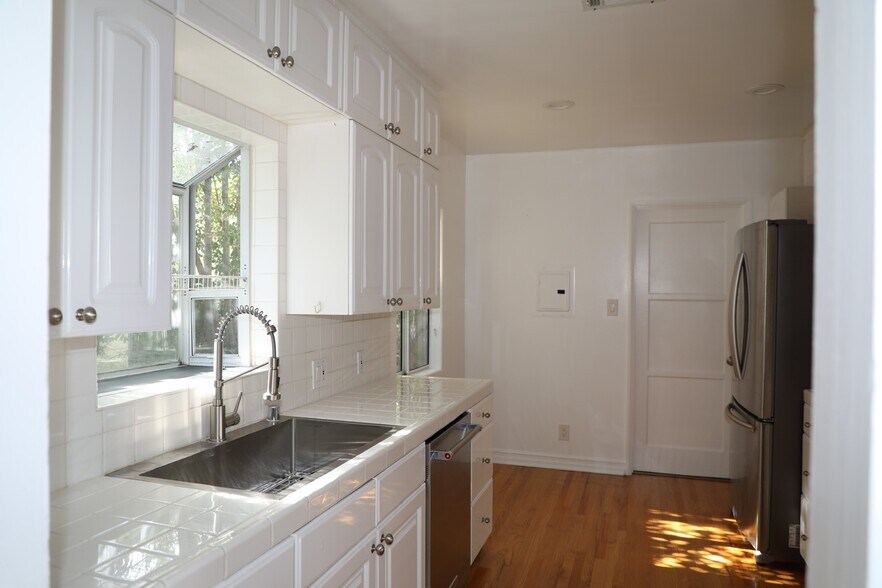LARGE KITCHEN w/ NEW APPLIANCES w/ NEW STAINLESS-STEEL SINK, FAUCET & APPLIANCES - 1413 S Beverly Glen Blvd