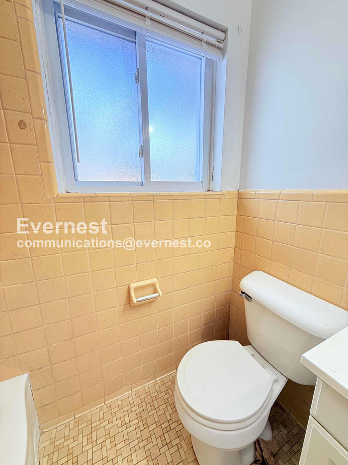 Building Photo - 15601 Schoolcraft Rd