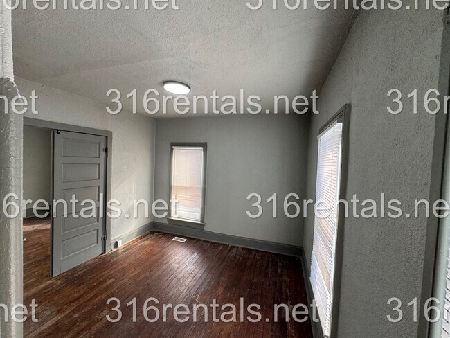 Building Photo - $1100 - 3 bed 1 bath - Single Family Home