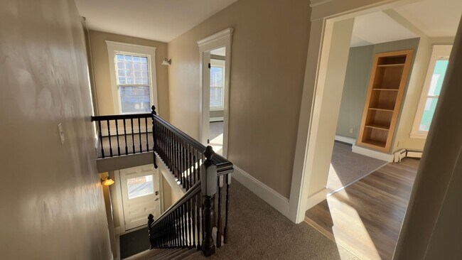 Building Photo - Spacious Sunny 2 BR-Walk to Downtown-Laund...
