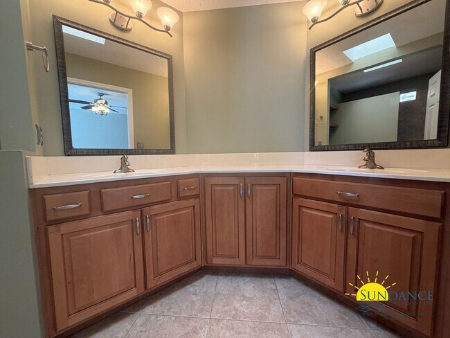 Building Photo - Spacious 5-Bedroom Home with Heated Pool & Hot Tub in Niceville!