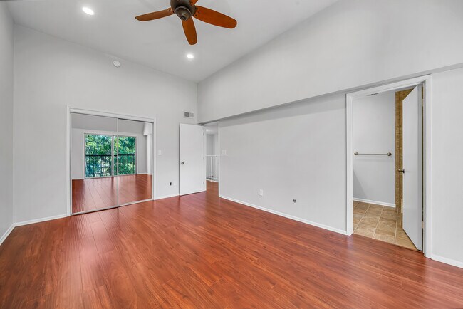 Building Photo - 11260 Overland Ave