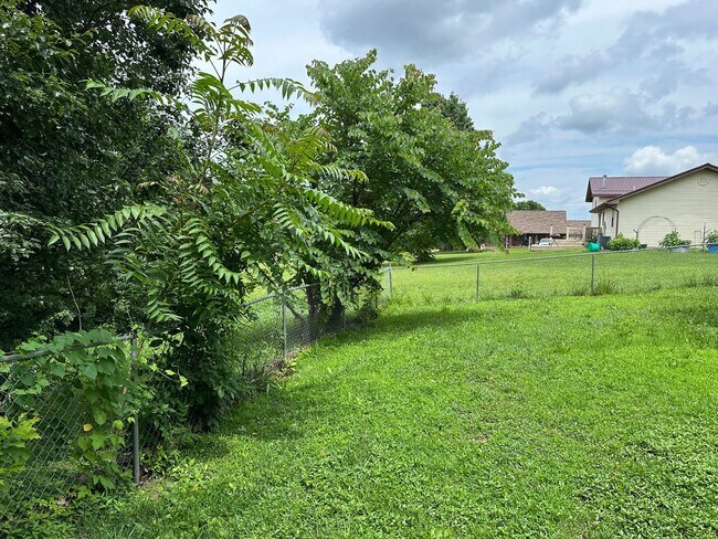 Building Photo - 4 Bed 2.5 Bath w/ Fenced Yard
