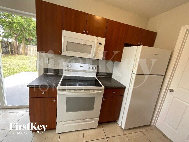 Building Photo - 1231 NE 214th St